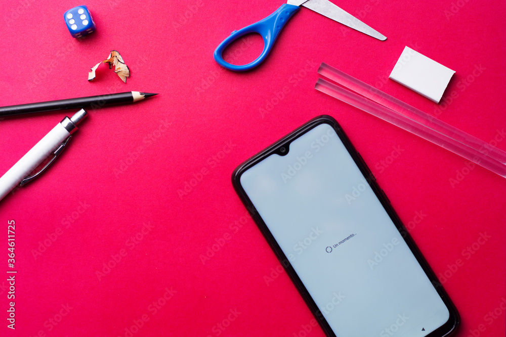 celular en una mesa de trabajo roja con espacio para copi celular en una mesa de trabajo roja con espacio para copi
