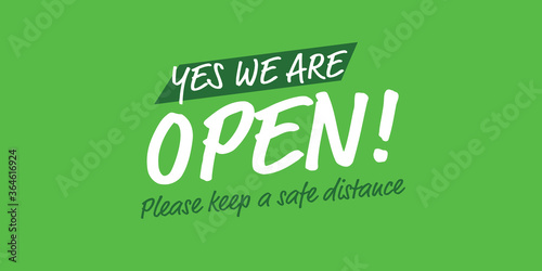Obraz na płótnie Yes we are open please keep a safe distance banner on green background w salonie