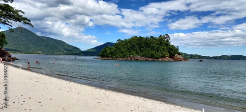 Foto tirada na praia da Justa em Ubauba/SP, Brasil com vista para Ilha do Maracujá. photo