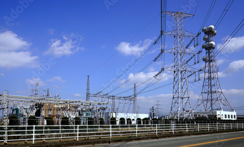 日本の変電所、送電配電施設と通信用のアンテナ鉄塔、 © momo2oki
