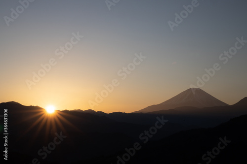 日の出と富士山 © Yoshinori