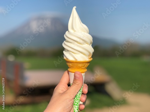 羊蹄山を眺めながら野外で食べるソフトクリーム。