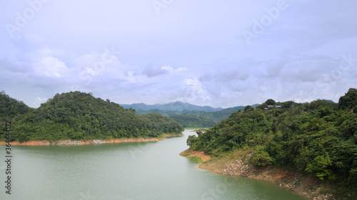 The reservoir is between the valleys. In the green nature On a clear day the sky and air