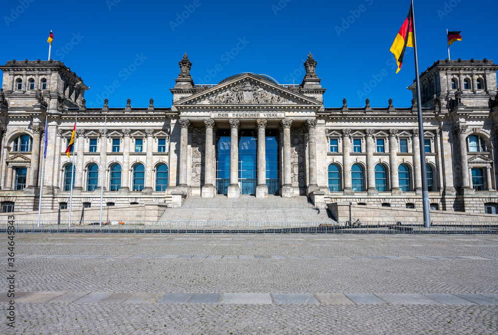 Obraz premium Front view of the famous german Reichstag in Berlin