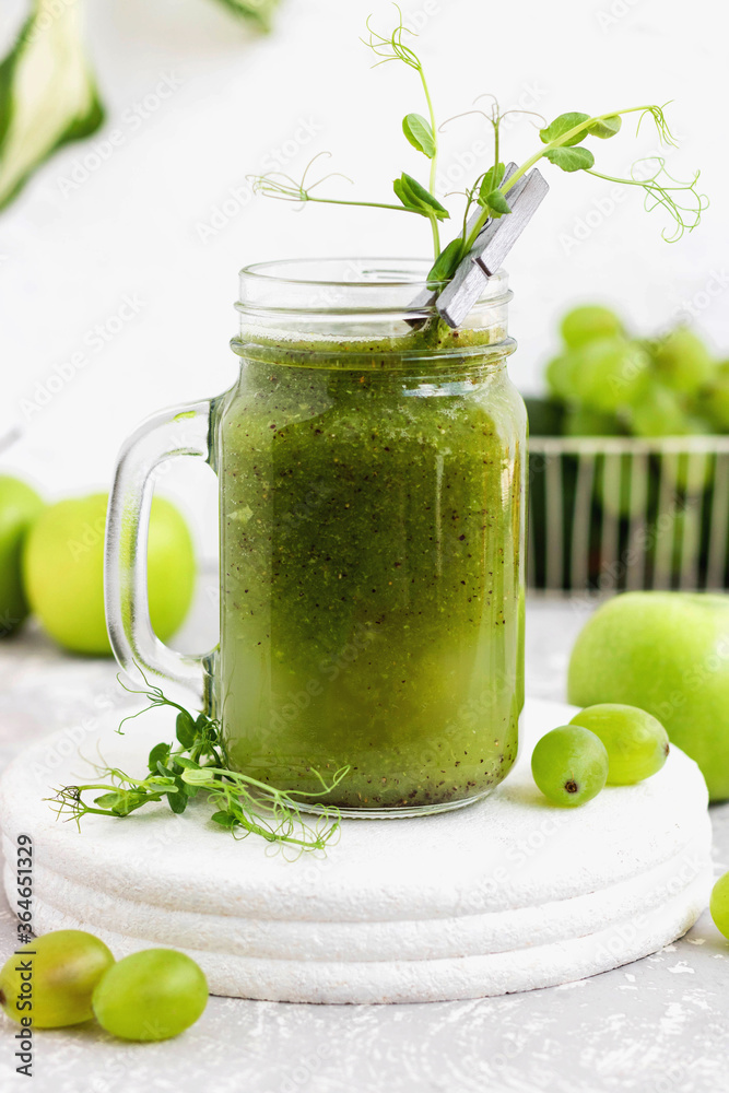 Green Vitamin Smoothie with Young Pea Shoots Green Vitamin Smoothie with Young Pea Shoots