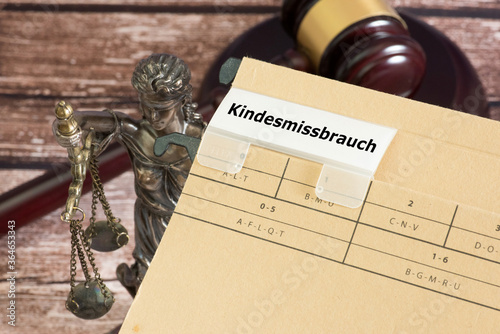 Richterhammer, Justitia und Akte Kindesmissbrauch photo