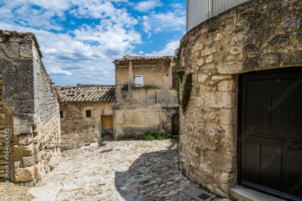 Lacoste, village médiéval perché dans le luberon en France.	