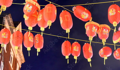 Rot leuchtende Papierlaternen im Londoner Chinatown photo