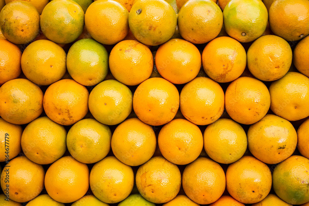 Laranjas empilhadas em banca de frutas