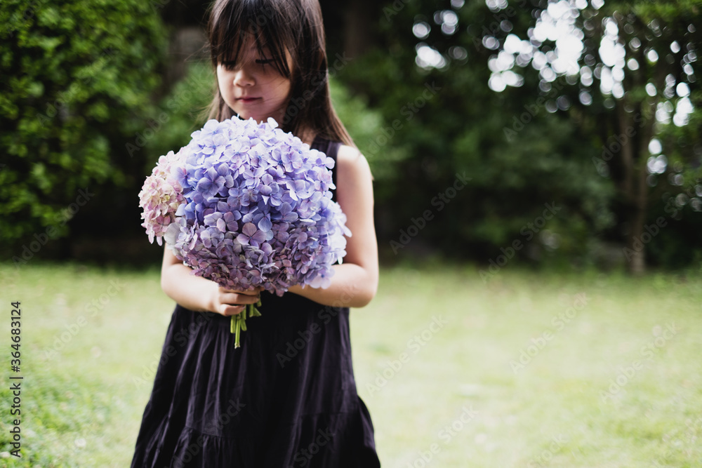 紫陽花の花束を持つ黒いサマードレスの女の子 Stock Photo Adobe Stock