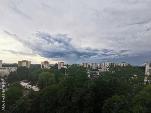 Drapieżne chmury nad miastem © ukasz