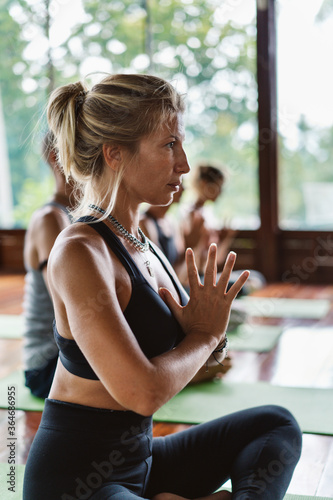 Obraz na płótnie People meditating together in a yoga class. w salonie