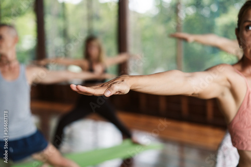 Obraz na płótnie Group Of People Practicing Yoga In Class. w salonie