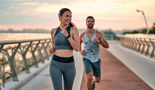 Canvas Print Couple doing sport on the street