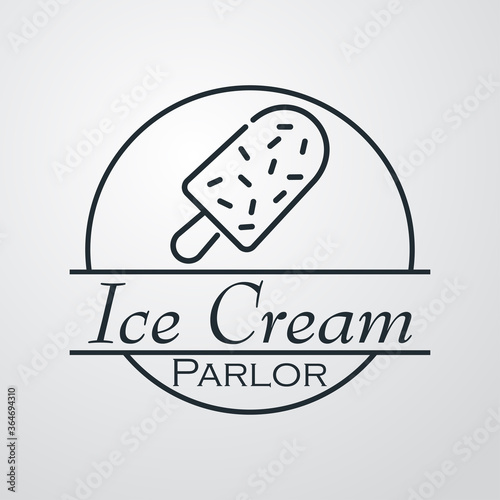 Concepto heladería. Logo lineal con texto Ice Cream Parlor en círculo con helado con paleta en fondo gris
