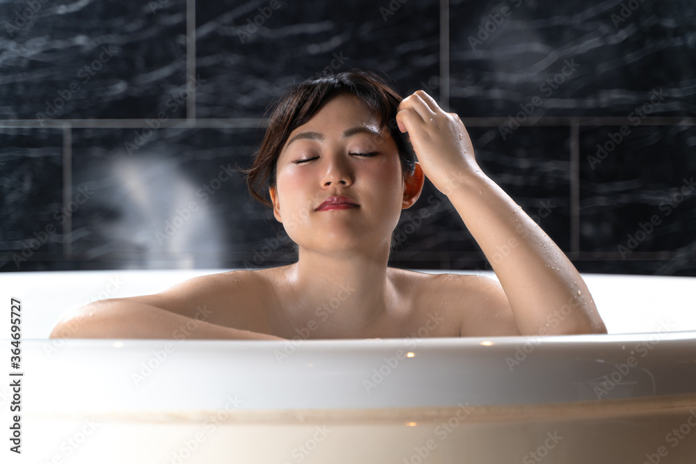 入浴する若い女性 入浴する若い女性