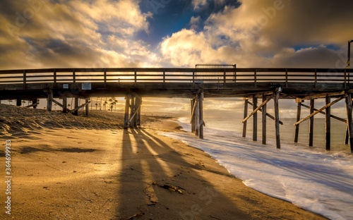 Fotografía Long exposure shot of a pier on the beach in California during sunset