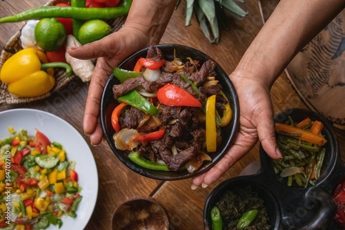 Foto High angle shot of a person holding a plate of Ethiopian food with vegetables on