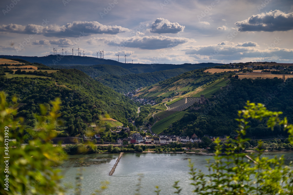 Blick auf Oberdiebach mit Burgruine Fürstenberg Blick auf Oberdiebach mit Burgruine Fürstenberg