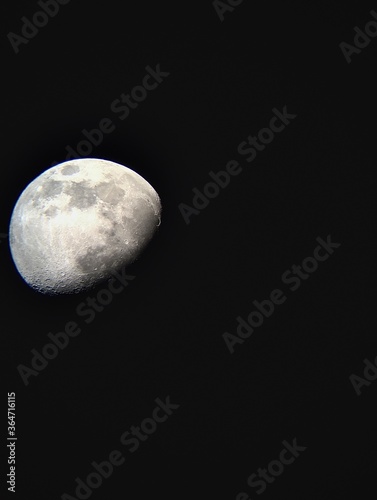 luna de gibosa creciente en el cielo nocturno