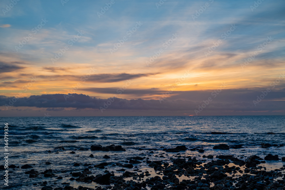 Obraz premium Scenic colorful sunset at the sea coast. Good for wallpaper or background image Radiant sea beach sunset Panoramic photo .Sunset sea horizon sky clouds. Sea sand beach 