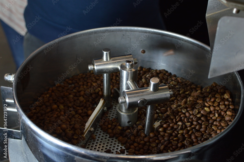 Kaffeeröstung in einer Manufaktur von Hand 