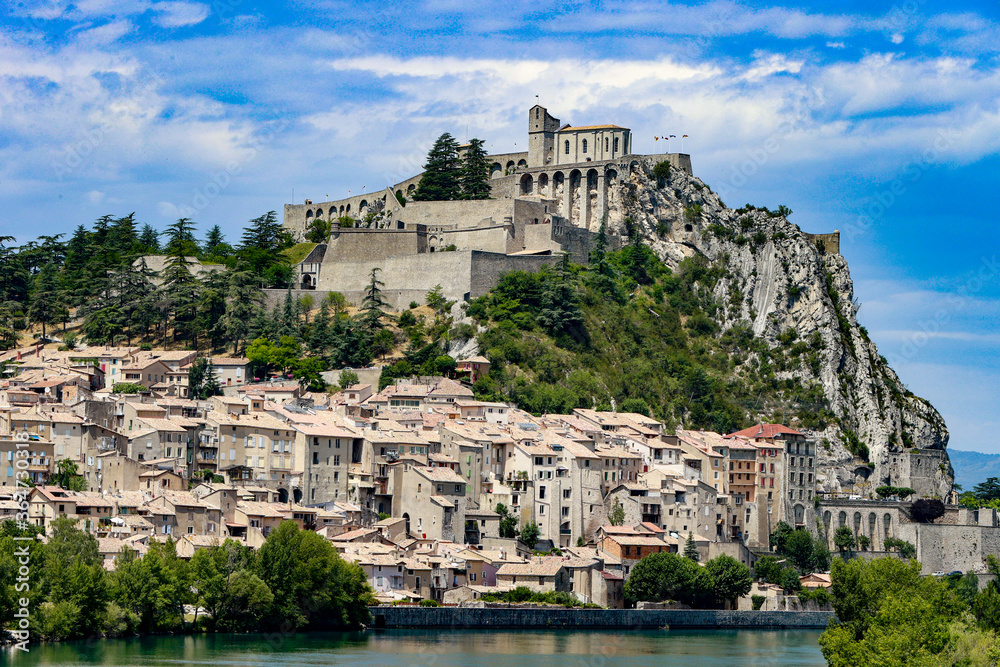 Le village de Sisteron en été en France