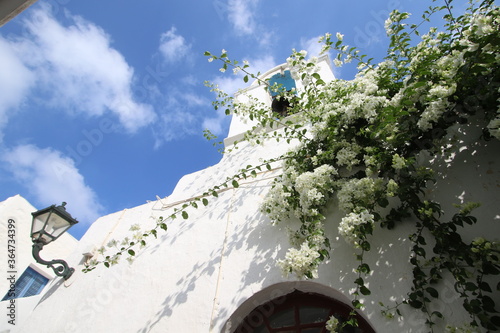 Église blanche avec bougainvilliers fleuri  photo