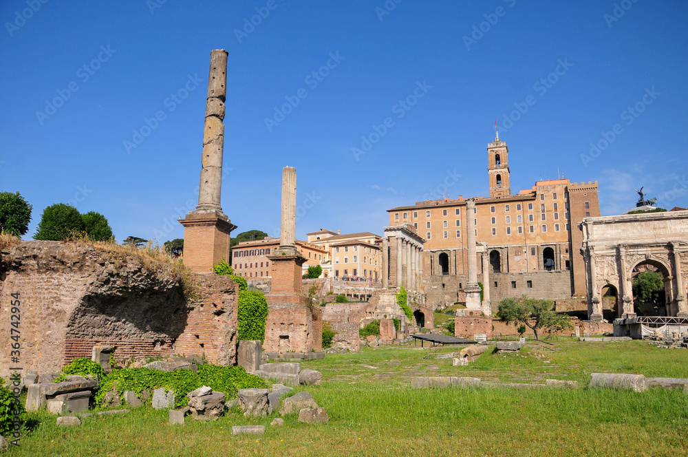 ローマの古い遺跡群　Old ruins in good weather in Rome