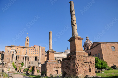 ローマの古い遺跡群　Old ruins in good weather in Rome