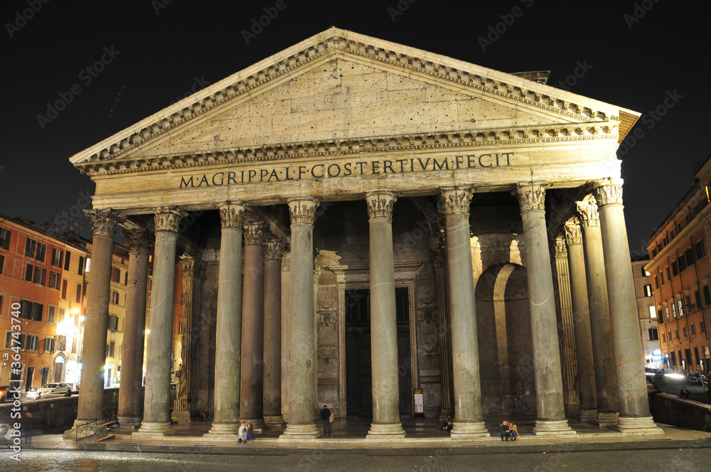Fototapeta premium ローマのパンテオン Beautiful illumination of the Pantheon in Rome