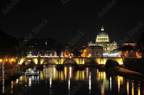 ローマの美しい夜景　A very beautiful riverside view of Rome © Raicho