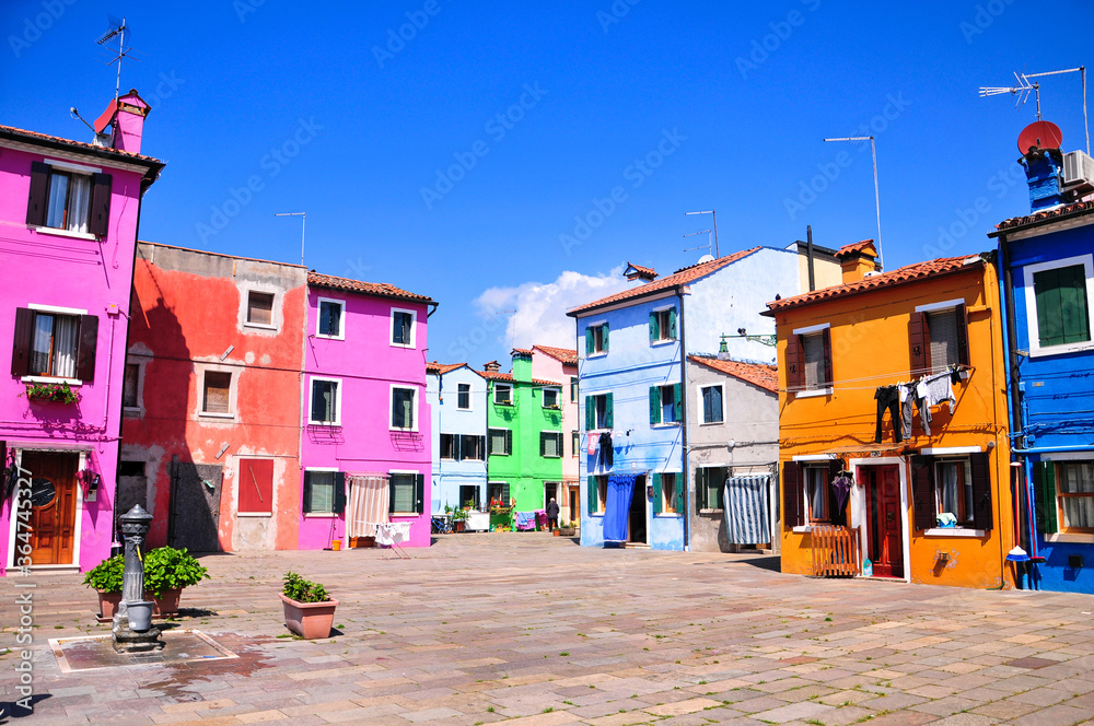 ベネチアのカラフルな街並み　Colorful cityscape of Venetian Burano island