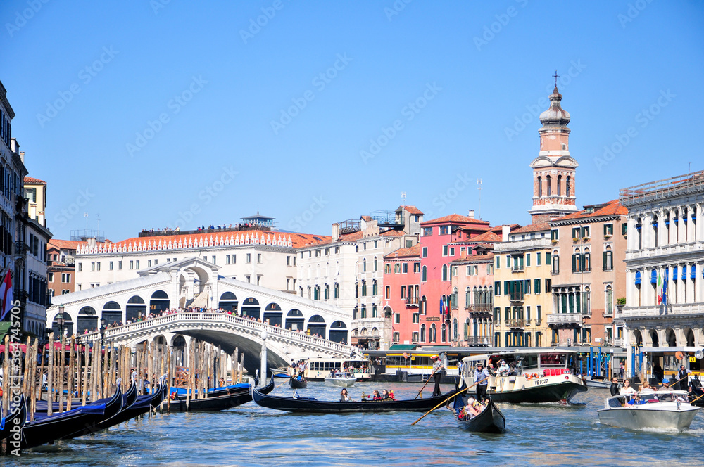 ベネチアの運河　Views of the beautiful Rialto Bridge in Venice