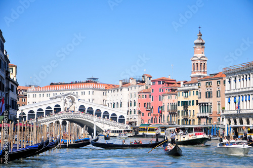 ベネチアの運河 Views of the beautiful Rialto Bridge in Venice