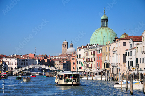                         Views of the beautiful Rialto Bridge in Venice