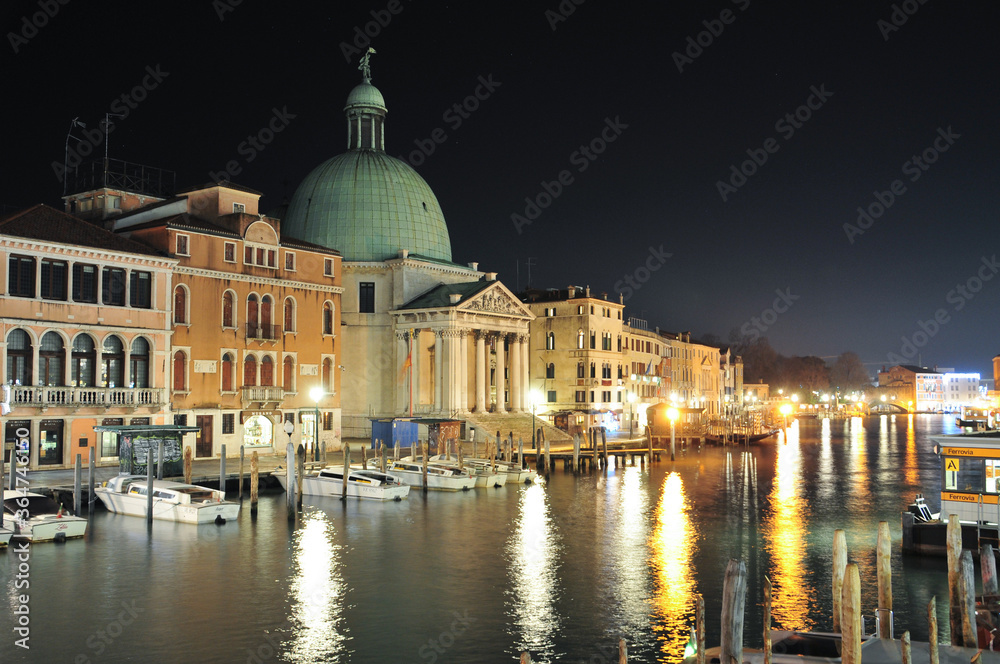 ベネチアの美しい夜景　Beautiful night view of the Venice Canal