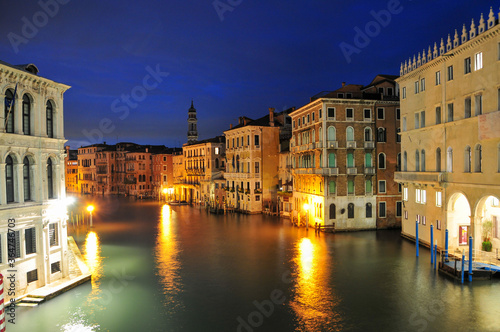 ベネチアの夜景 Night view of the beautiful Rialto Bridge in Venice