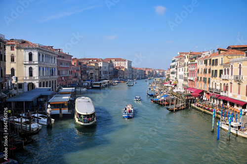 ベネチアの運河 Views of the beautiful Rialto Bridge in Venice