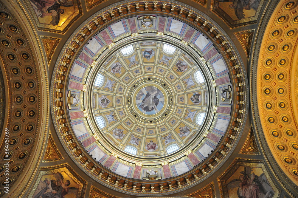 聖イシュトヴァーン大聖堂　Ceiling inside the beautiful cupola