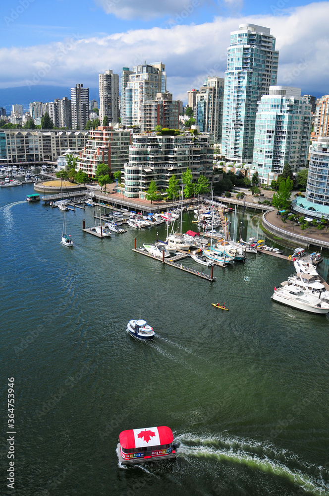 Fototapeta premium カナダバンクーバーの港風景 Beautiful boat port scenery in Vancouver