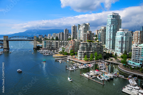 カナダバンクーバーの港風景　Beautiful boat port scenery in Vancouver © Raicho