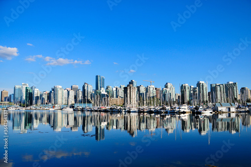バンクーバー港のリフレクション Beautiful cityscape of Vancouver Harbor