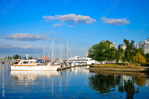 バンクーバー港のリフレクション　Beautiful cityscape of Vancouver Harbor © Raicho