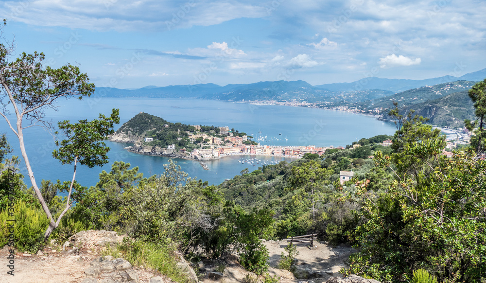 Obraz premium Panoramic aerial view of Sestri Levante and the Gulf of TIgullio from the path to Punta Manara