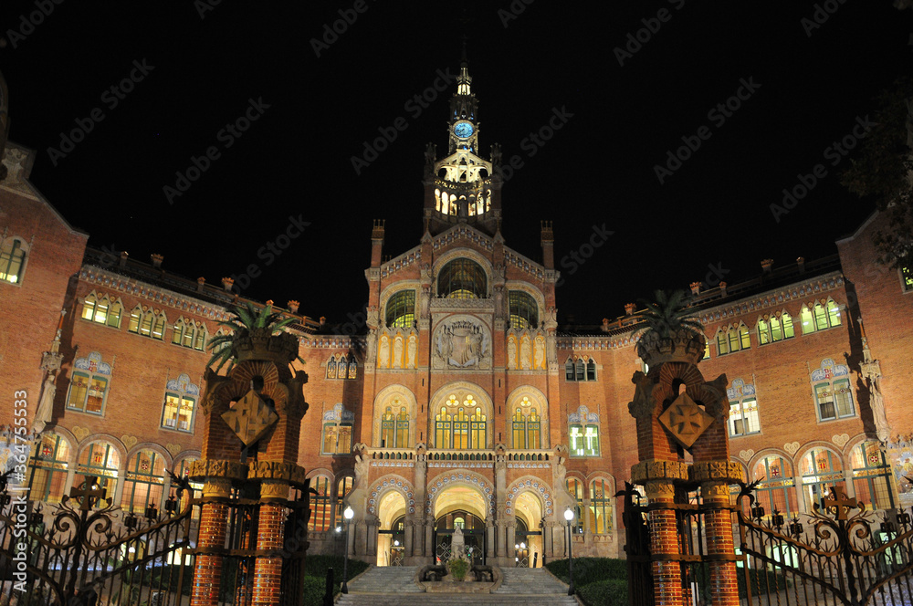 バルセロナのサンパウ病院　Night view of Sant Pau Hospital in Barcelona
