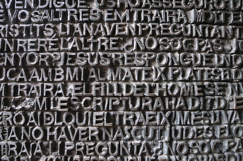 アルファベットが書かれた壁 A wall full of alphabets