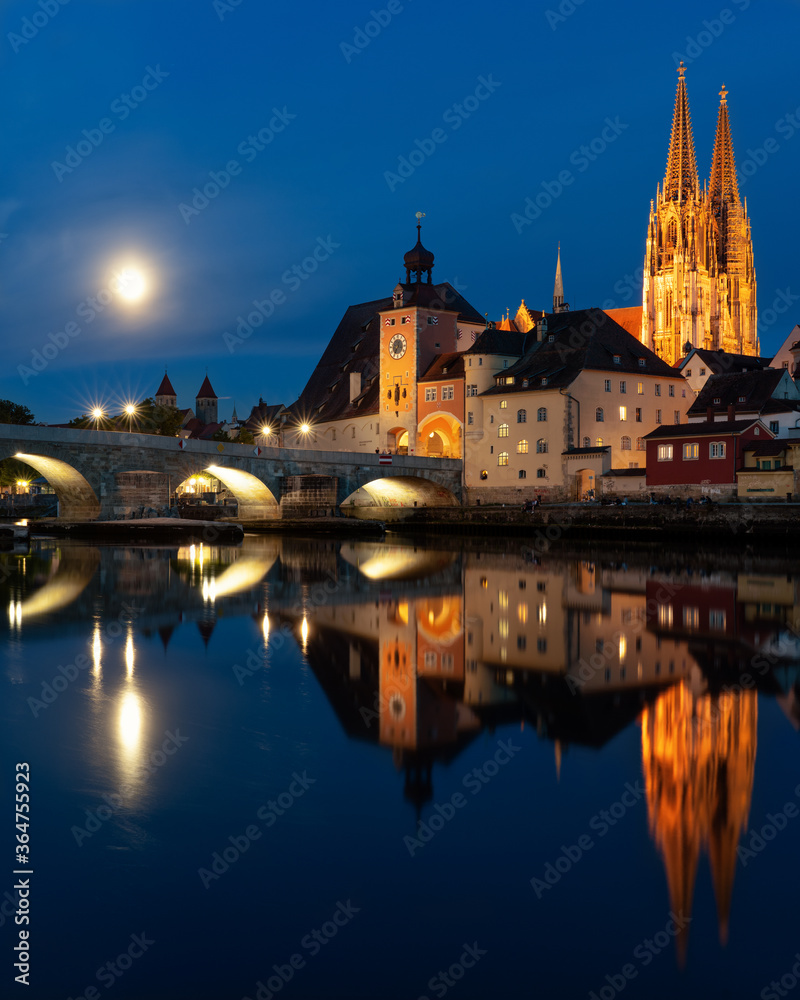 Regensburger Dom zur blauen Stunde mit Donauspiegelung