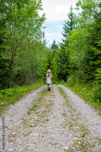 Kleines Mädchen wandert durch ein Waldstück