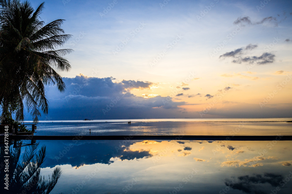 Fototapeta premium Sunset beach with a beautifu l reflection of clouds